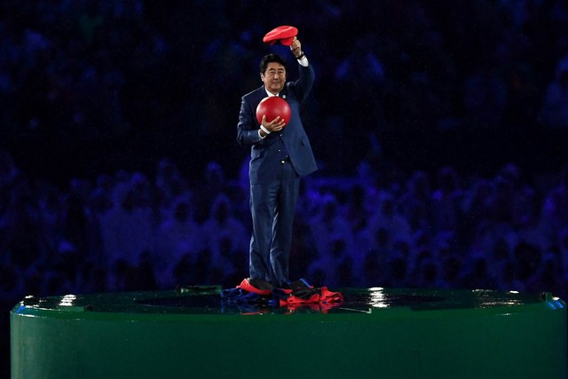 
Thủ tướng Nhật Shinzo Abe xuất hiện tại lễ bế mạc Olympics 2016 dưới trang phục Mario

