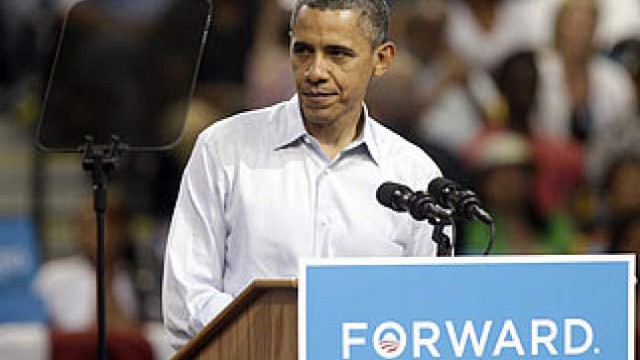  Obama liếc sang máy phóng chữ trong lúc phát biểu tại một chiến dịch tranh cử. (Ảnh: The Hill) 