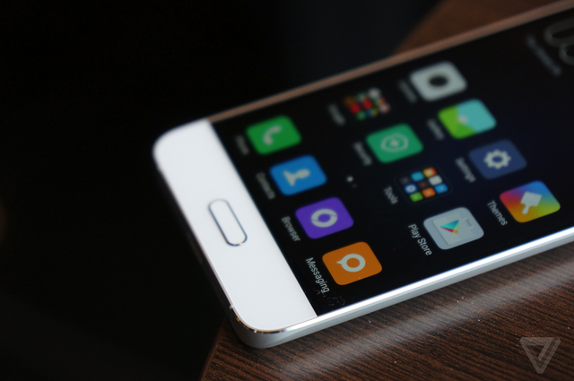  Đây là chiếc smartphone hiếm hỏi của Xiaomi được trang bị nút Home cứng ở mặt trước. 
