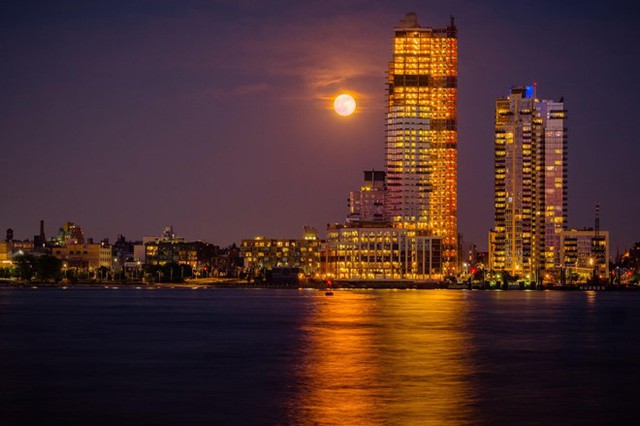 Ánh sáng từ trăng tròn và của các tòa nhà cao tầng ở một góc thành phố New York. Ảnh: Gothamist