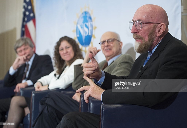  Kip Throne (ngoài cùng bên phải) trong buổi họp báo cùng LIGO ngày 11 tháng 2 