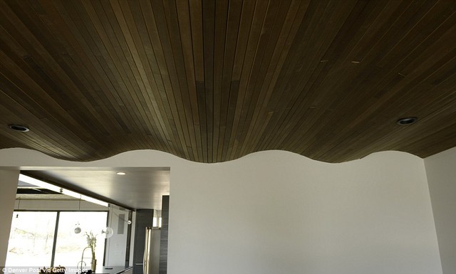 Trần phòng khách được làm bằng gỗ với kiểu cách lượn sóng cực sáng tạo.