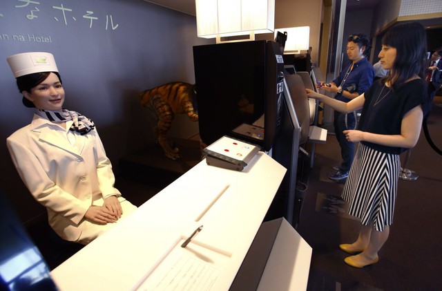  Nhân viên khách sạn kiên nhẫn với từng khách hàng vì đơn giản, họ là robot 