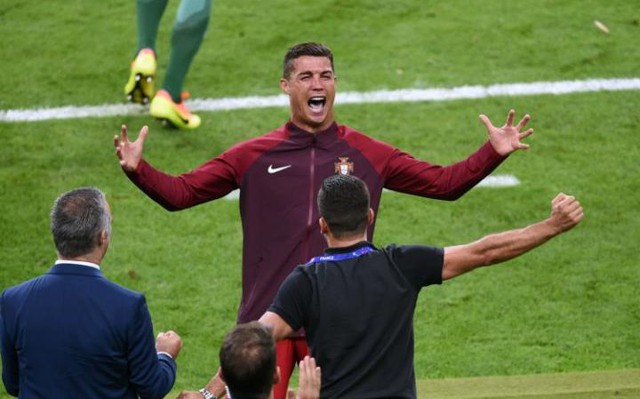 
Ronaldo vui sướng với chức vô địch Euro 2016 của đội tuyển Bồ Đào Nha.
