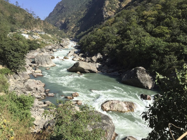  Bhutan chủ yếu sử dụng năng lượng thủy điện từ các con sông lớn bắt nguồn từ dãy Himalayas. 