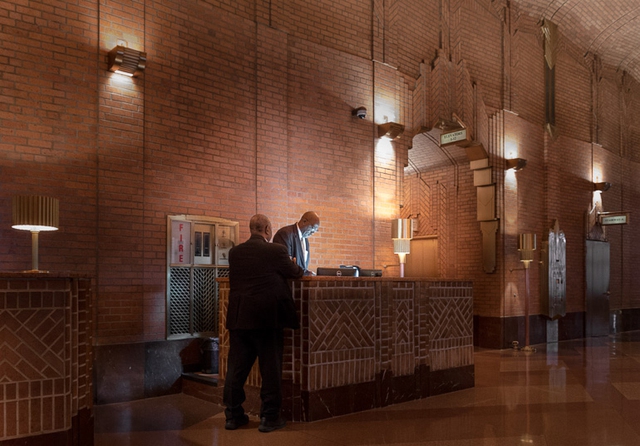  Các nhân viên an ninh tại hành lang tòa nhà 60 phố Hudson, trước đây là trụ sở của Western Union vào năm 1930. 