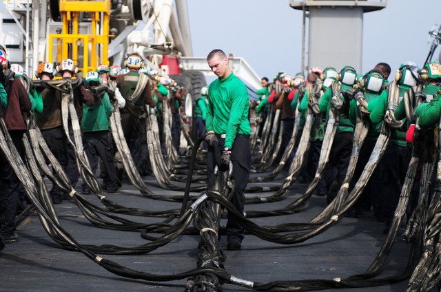  Các thủy thủ đang tiến hành xếp lại rào chắn sau chuyến tập luyện quân sự trên tàu sân bay USS Ronald Reagan. 