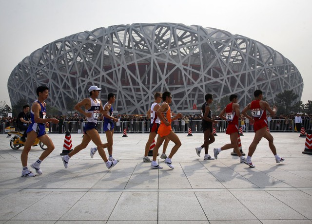 Được thiết kế bởi nghệ sĩ danh tiếng hàng đầu Trung Quốc Ngải Vị Vị, sân vận động quốc gia Tổ chim là một trong những công trình tiêu biểu phục vụ cho Thế vận hội mùa hè Bắc Kinh 2008. Đúng như tên gọi, sân vận động này giống hệt chiếc tổ chim khổng lồ và được mệnh danh là biểu tượng mới của thủ đô Trung Quốc. Cho đến hiện tại, mỗi năm biểu tượng này “ngốn” tới 11 triệu đô cho việc bảo trì. 