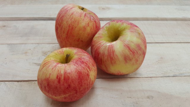  Thật khó để tìm ra khiếm khuyết của những quả táo này, trông chúng thật hoàn hảo mà. 