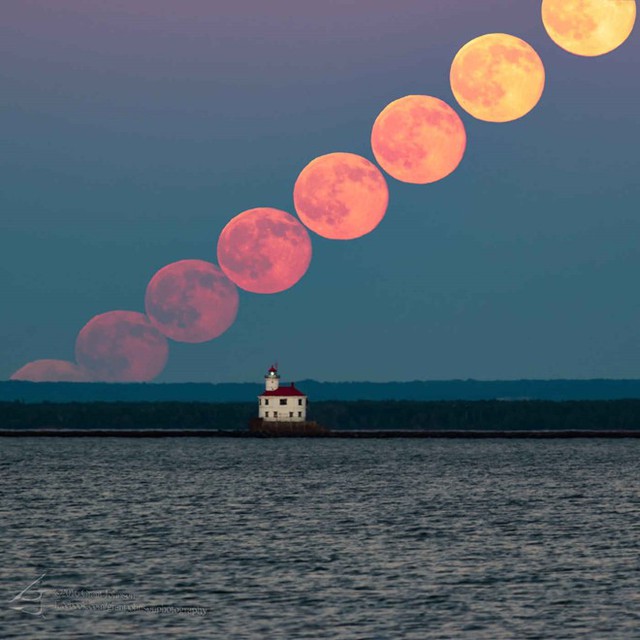 Hình ảnh mặt trăng dần dần mọc lên vào đêm 20/6 được chụp từ một bãi biển ở bang Minnesota, Mỹ. Ảnh: Space