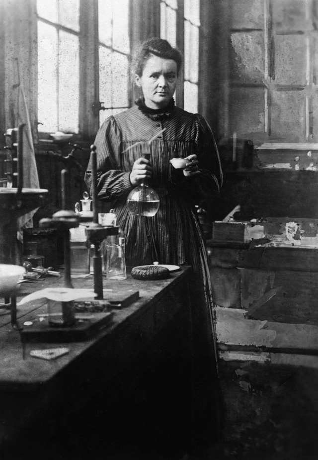  Marie Curie - người phụ nữ đầu tiên giành hai giải Nobel trong hai lĩnh vực khoa học khác nhau. 