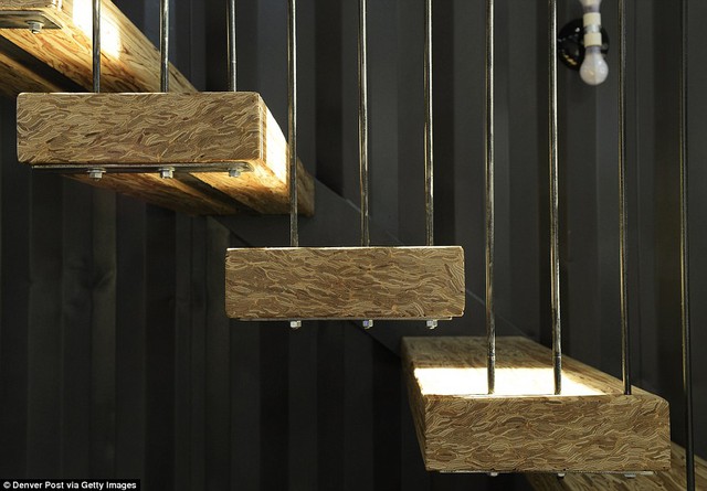 Cầu thang được làm từ nhiều miếng gỗ đặt song song.