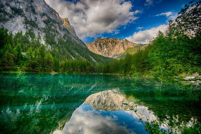  Green Lake trong tiếng Áo là Grüner See. Sở dĩ hồ có tên gọi như vậy là do màu xanh ngọc lục bảo lấp lánh của nước trong hồ. 