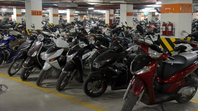 Ở Hà Nội, gần như ai cũng có xe máy.