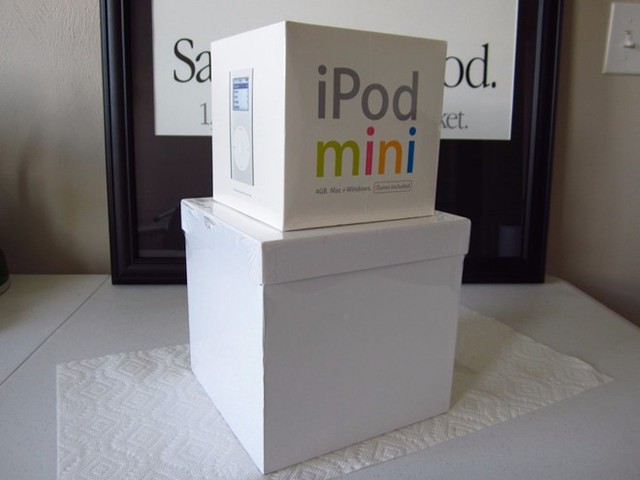  iPod Mini phiên bản thứ nhất có giá rẻ khá cao 2.500 USD. 