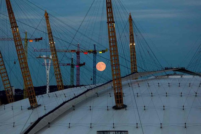 Mặt trăng sáng rực sau công trình Millennium Dome ở London, Anh. Ảnh: GuardianWitness