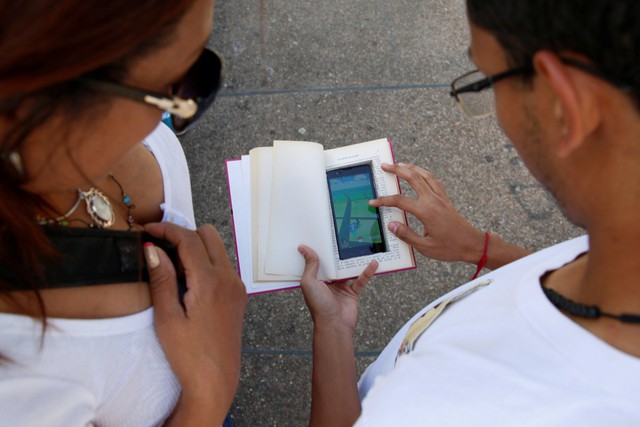 
Một người chơi thông minh ở Venezula đã cải trang smartphone của mình trong một cuốn sách để đề phòng ăn cướp
