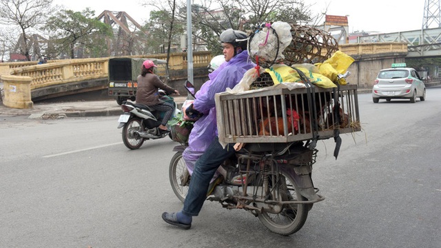 Các tiểu thương thường sử dụng xe máy, vi phạm luật giao thông.