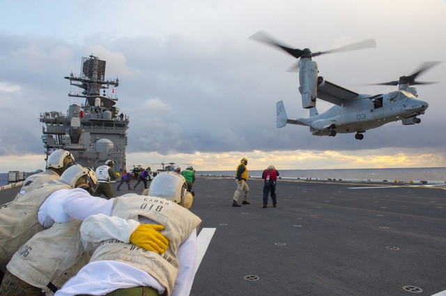  Tàu sân bay USS Bonhomme Richard tổ chức hoạt động bay. 