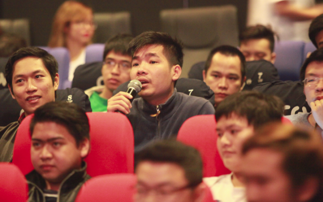 
Tại sự kiện, game thủ sôi nổi đưa ra những câu hỏi và thắc mắc về game Việt Loạn Đấu Võ Lâm.
