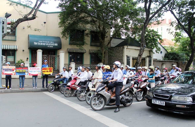 Thật hiếm thấy hình ảnh dừng đèn đỏ ngay ngắn như thế này.