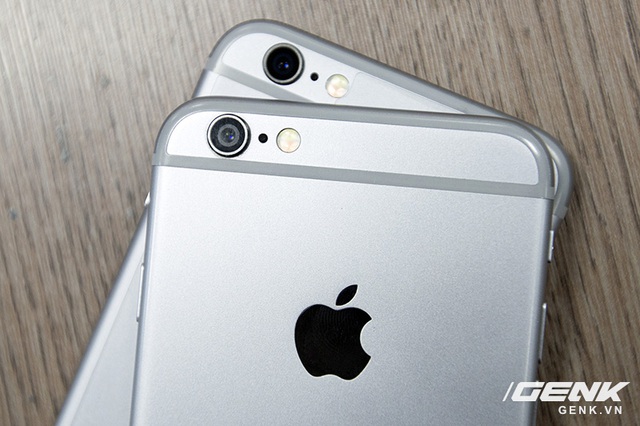  Camera của iPhone 6s (dưới) có phần kính tối hơn, cũng như viền kim loại màu đậm hơn. 