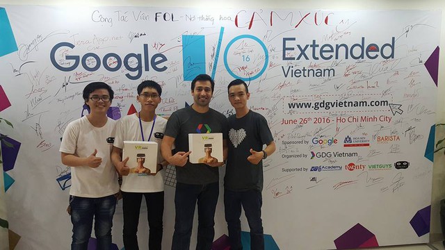 
Bạn Khánh (ngoài cùng bên phải) trong buổi Google i/O 2016.
