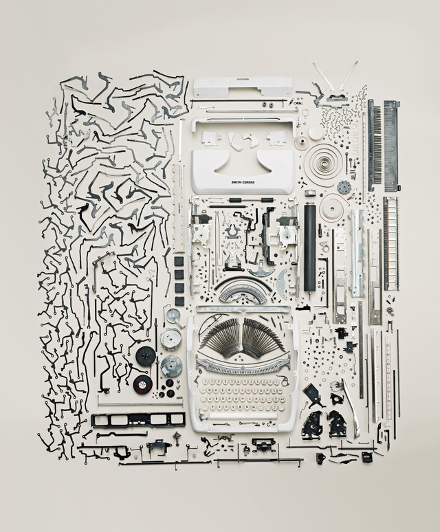  Và một số, như chiếc máy đánh chữ cũ này, rất phức tạp. Nó là một thành tựu của ngành công nghiệp xưa, và là một tác phẩm nghệ thuật đương đại. 