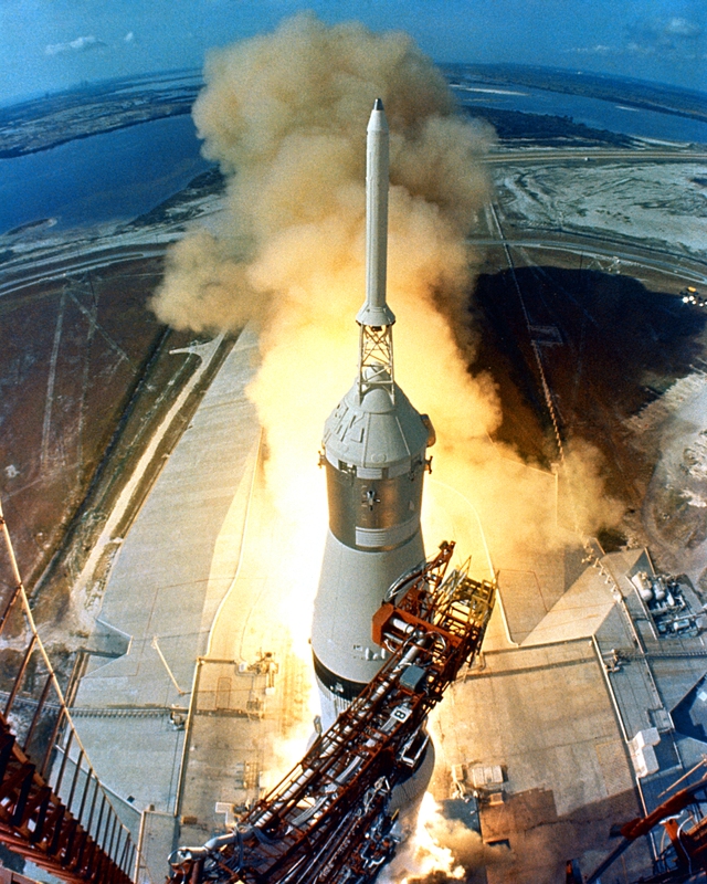 Tên lửa Saturn V mang tàu vũ trụ Apollo 11 đang được phóng khỏi bệ.