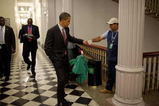 Ông Obama chạm tay với nhân viên lau dọn Lawrence Lipscomb