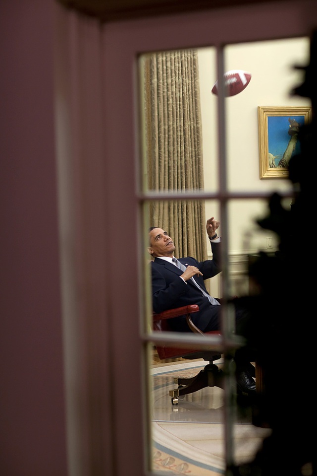 Tổng thống Obama thư giãn với quả bóng bầu dục trước khi tham gia một cuộc họp ở Phòng Oval