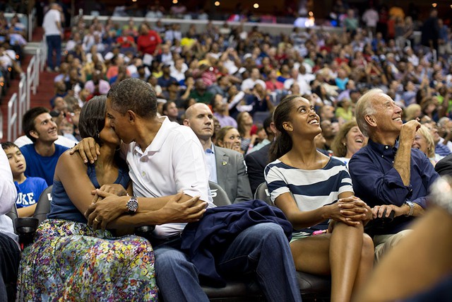 Tổng thống Obama hôn Đệ nhất Phu nhân Michelle Obama trong chương trình Kiss Cam