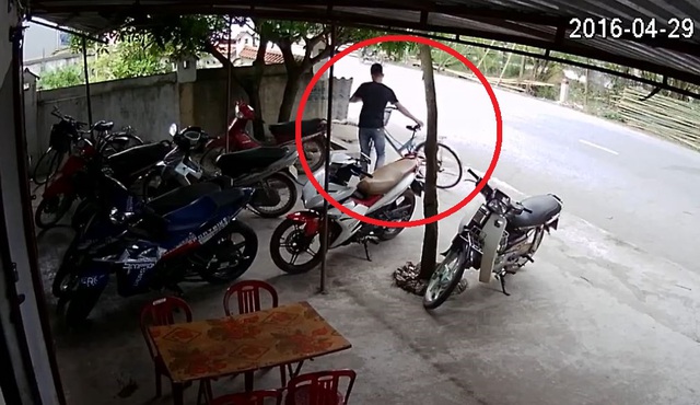 
Tên trộm lấy xe đạp và tẩu thoát rất nhanh khiến mọi người không kịp phản ứng.
