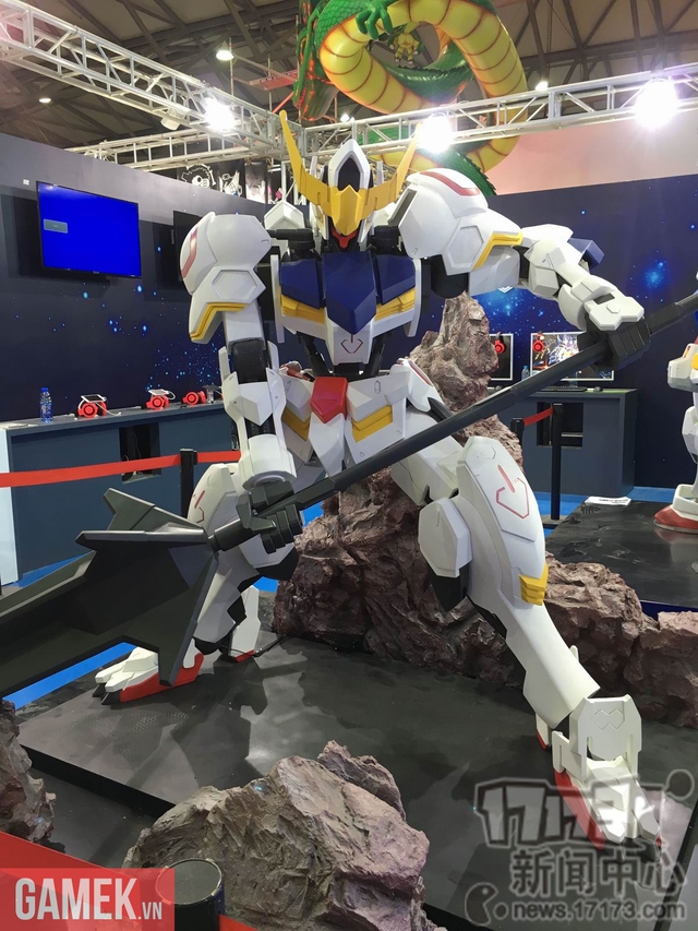 
Gian hàng của Bandai Namco có bức tượng Gundam Barbatos cao 2m rất ngầu
