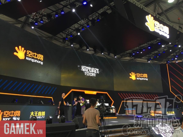 
Sân khấu của Kongzhong có bố trị nhiều PC để thi đấu eSports, không rõ là đấu game nào, khả năng là World of Tanks
