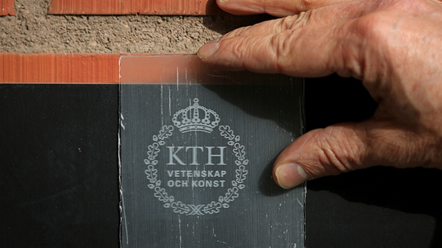  Các nhà khoa học tại viện khoa học công nghệ hoàng gia Thụy Điển đã cho ra đời tấm gỗ trong suốt 