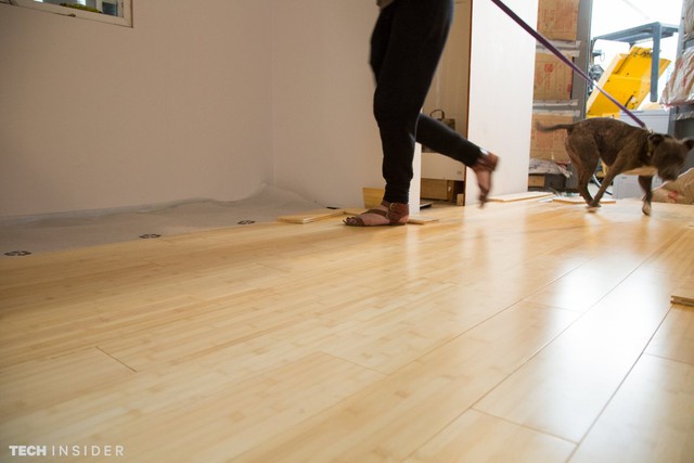 Sàn được lát gỗ tre. Khi bạn lát chỉ 15m2 sàn thì bạn có thể sử dụng bất kỳ chất liệu gì. 