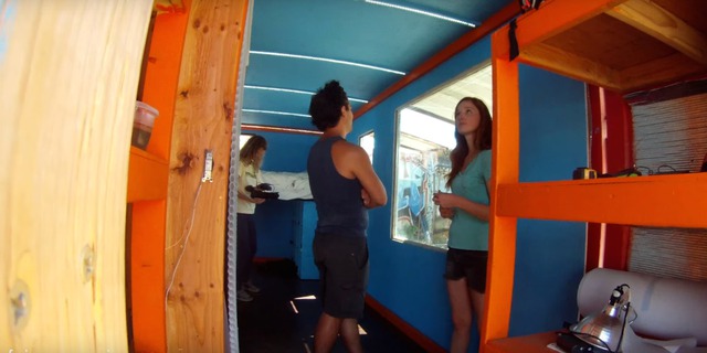  Căn nhà container đầu tiên với nội thất màu xanh và cam của họ giống một phòng trọ sinh viên hơn là một căn hộ mini đẹp mắt. 