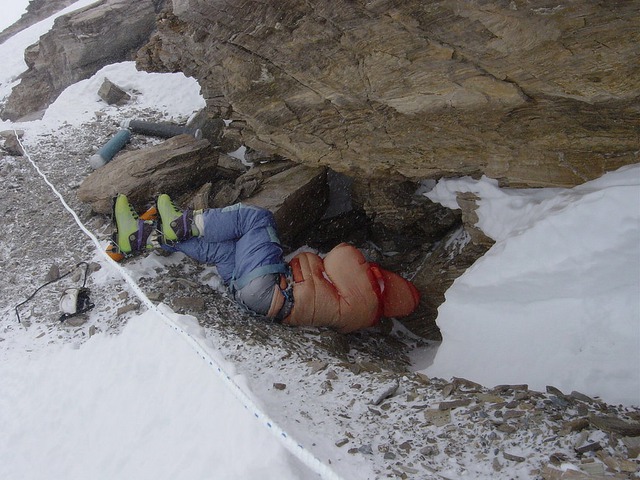 
Giày Xanh (Green Boot) thiệt mạng vào 1996, một trong những cái xác nổi tiếng nhất Everest dùng để đánh dấu quãng đường đi.

