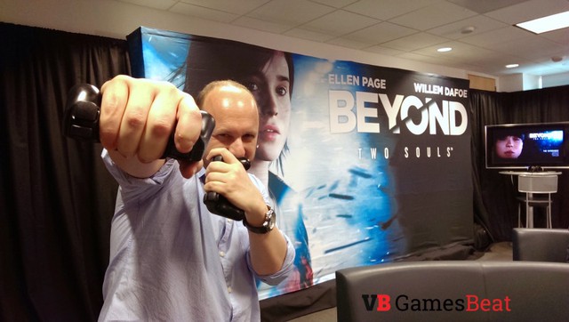 
Nhà thiết kế David Cage của hãng Quantic Dream đang tung ra một cú đấm với tay điều khiển
