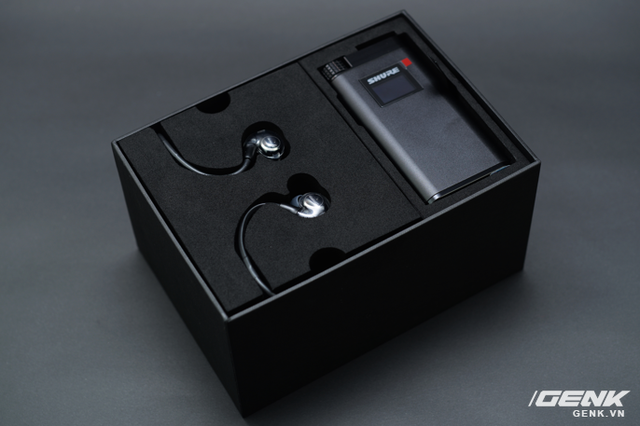  Mở hộp, chiếc tai nghe in-ear tĩnh điện đầu tiên trên thế giới xuất hiện cùng bộ amplifier dành riêng cho nó 