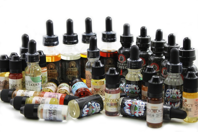  Dung dịch hút cho thuốc lá điện tử và vaporizer, hay còn gọi là vape juice. 