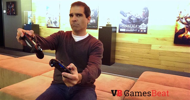 
Ed Boon, nhà đồng sản xuất Mortal Kombat, đang thể hiện khả năng sử dụng hai tay điều khiển đồng lúc
