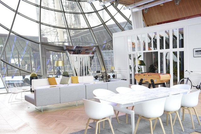  Nhà thiết kế Benoit Leleu đã biến một phòng hội nghị ở tầng một của Tháp Eiffel thành một căn hộ xa xỉ chỉ trong 48 tiếng. Căn hộ này được trang trí theo chủ đề bóng đá. 
