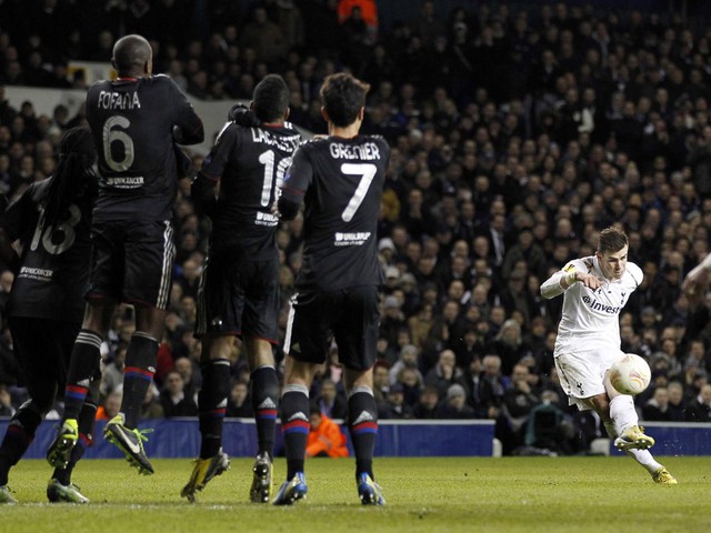  Cút sút phạt cua Gareth Bale. 