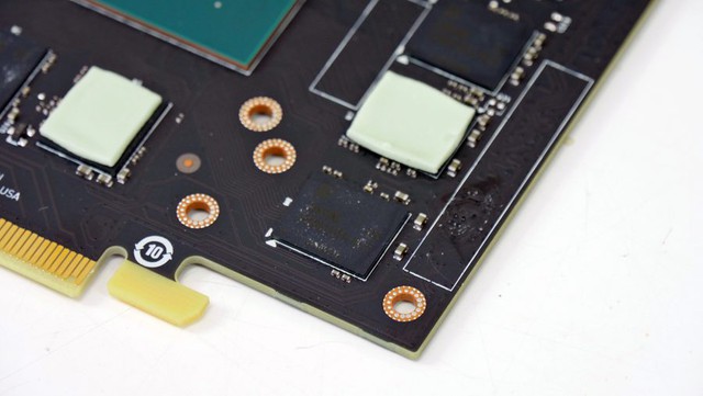 
Cận cảnh con chip nhớ 1GB VRAM được sản xuất bởi SAMSUNG, có thể đếm được 6 con chip như vậy.
