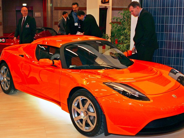  Khách hàng ngắm xe chạy điện Tesla Roadster của Tesla Motors tại triển lãm Paris Auto Show tháng 10 năm 2008. 