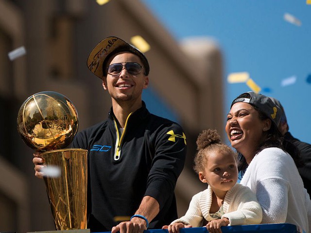  Stephen Curry cùng vợ Ayesha và con gái diễu hành mừng vô địch ở Oakland, California sau khi câu lạc bộ Golden State Warriors giành chiến thắng. 