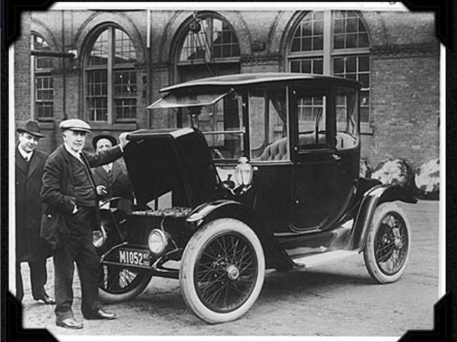  Bức ảnh chụp Thomas Edison với chiếc xe hơi chạy điện vào năm 1913. 
