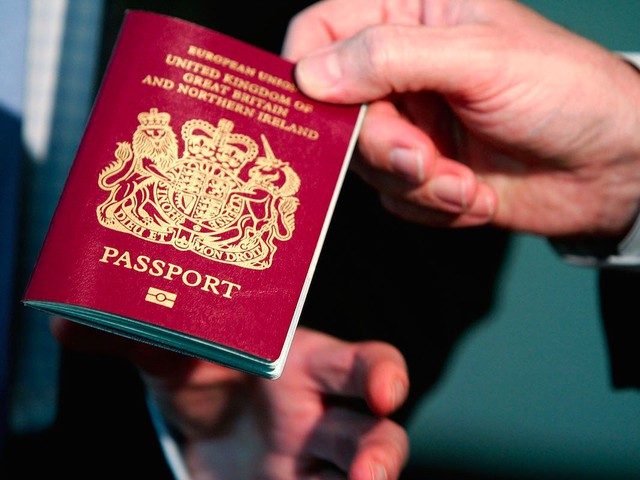  Liệu hộ chiếu điện tử có thể thay thế những cuốn hộ chiếu giấy đã được dùng trong nhiều thập kỷ qua? 